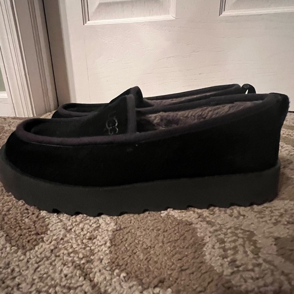 UGG Slippers-Size 9 - Picture 3 of 10